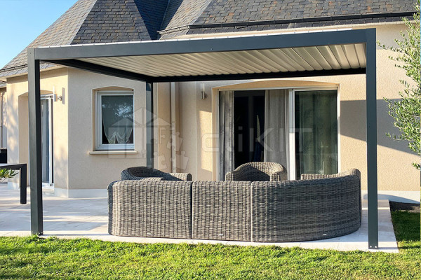 Photo n°3 of the SUNLITE Freestanding Bioclimatic Pergola